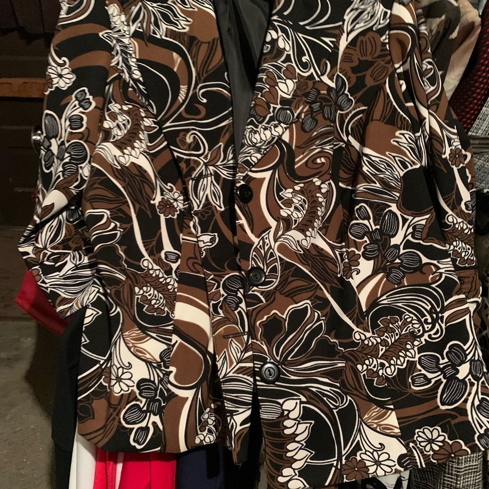 Women’s Bkazers - Picture 10 of 16